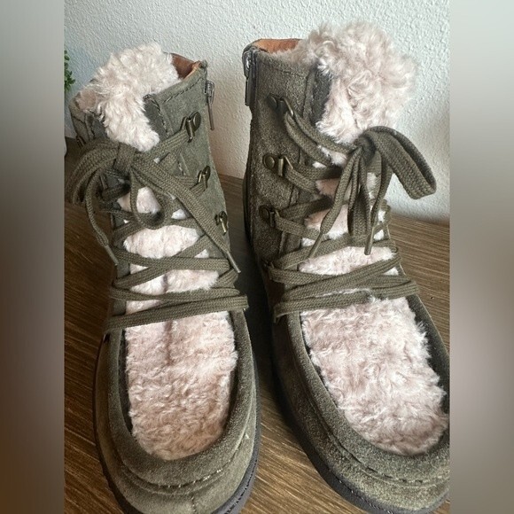 NWOB ** Zodiac Pierson Bootie Suede Dark Olive Size 6.5 - Picture 4 of 16